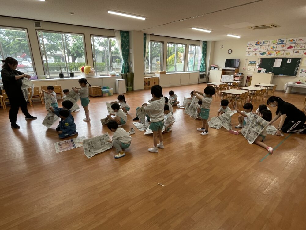 ゆり組　新聞紙を切って