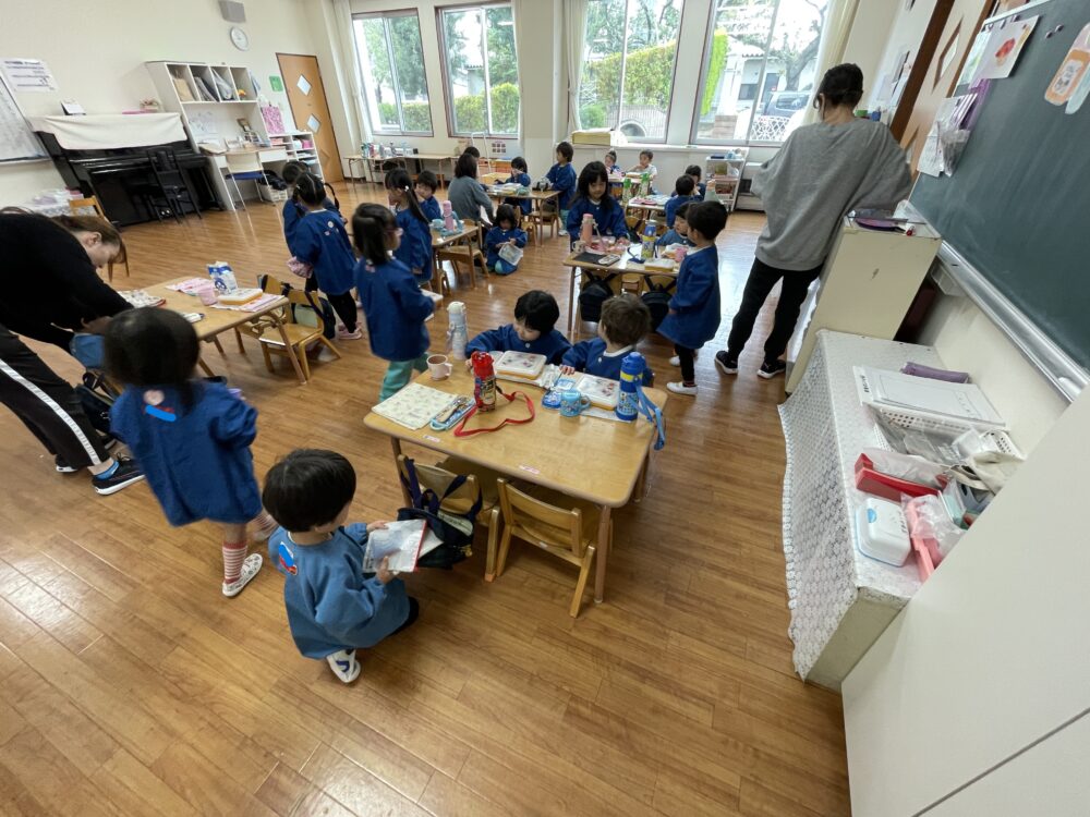 いちご組　給食の準備