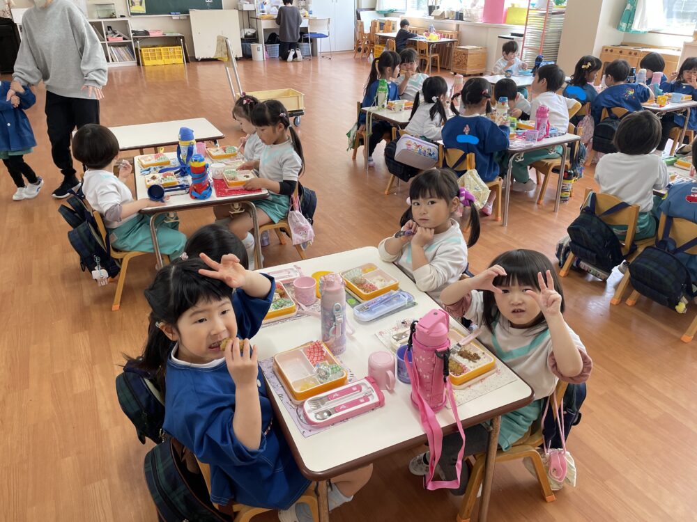 きらら・ひよこ組、いちご組　ゆり組　お昼の様子