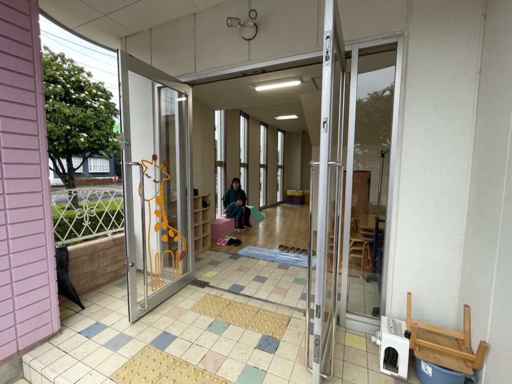 雨の日は西側玄関を開けます